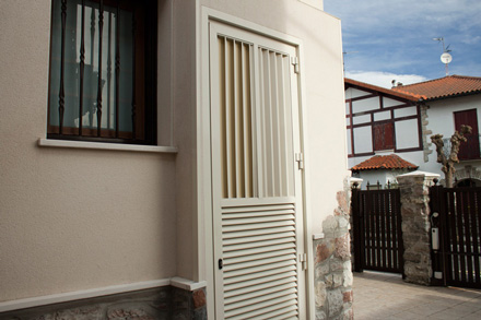 instalación de puerta con celosía en irun